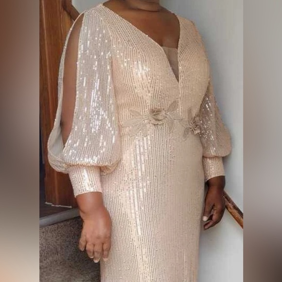 Gold gown - Picture 6 of 6